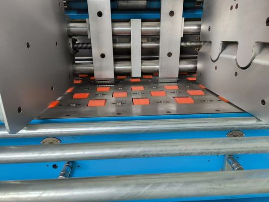 เครื่องลามิเนเตอร์ฟลิวท์ความเร็วสูง ด้วยเทคโนโลยีการแก้ไขการทํางานอัตโนมัติ GFS1500 สําหรับการลามิเนชั่นแบบคลื่น