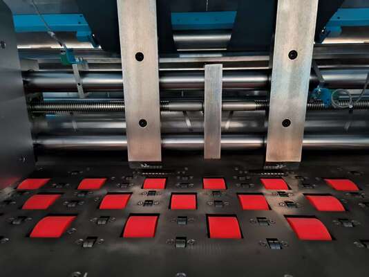 เครื่องลามิเนตฟลูทความเร็วสูง พร้อมโครงสร้างไร้แรงดันป้อนกระดาษ และระบบควบคุมกาวแบบดิจิทัล เพื่อลดความเสียหายและสิ้นเปลืองกาว