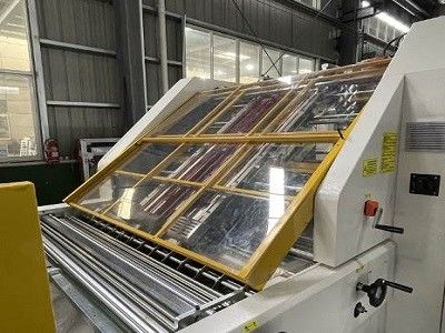 เครื่องเคลือบขลุ่ย 2200x2200 มม. อัตโนมัติพร้อม CE Shied สำหรับการพิมพ์